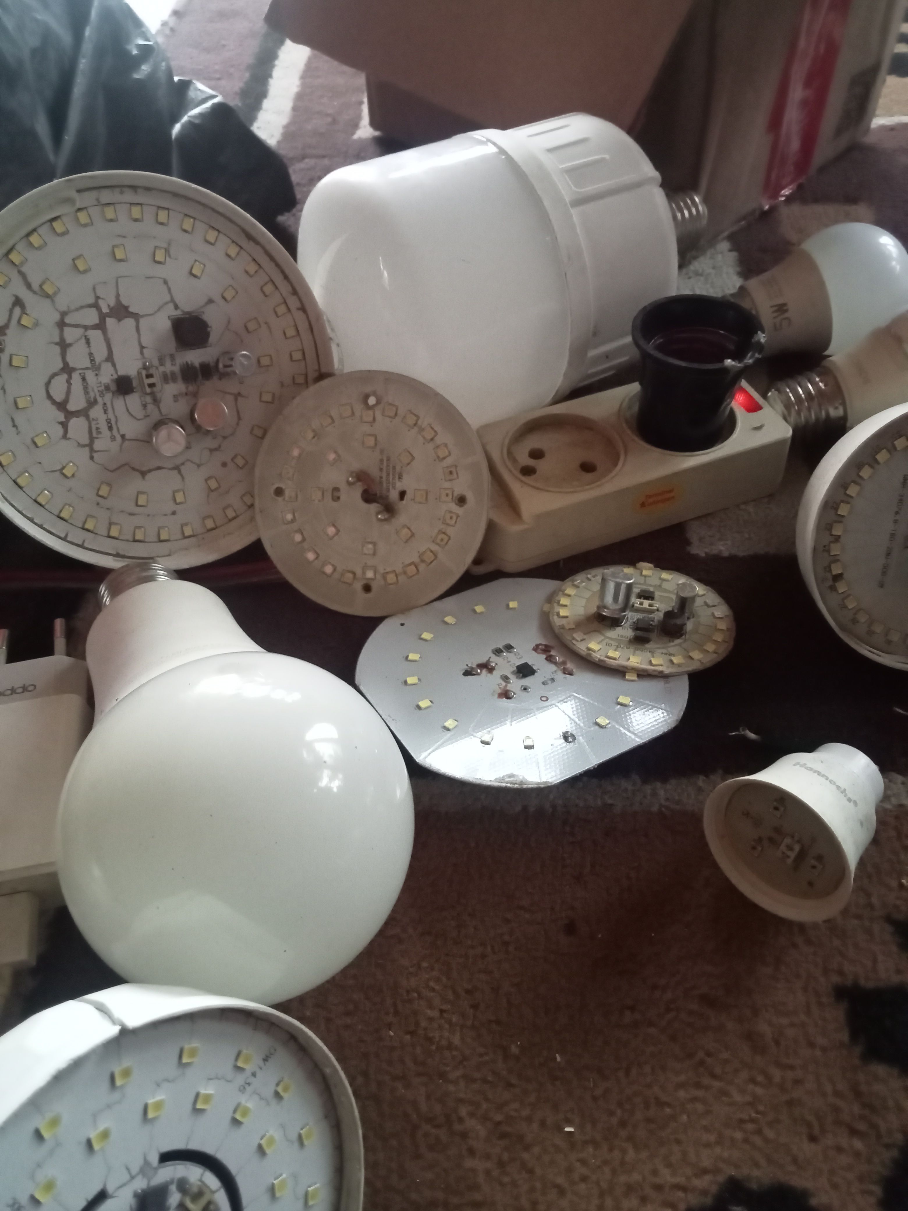 ProdukKu bola lampu led rumahan yg putusdi ganti baru lagi LED nya