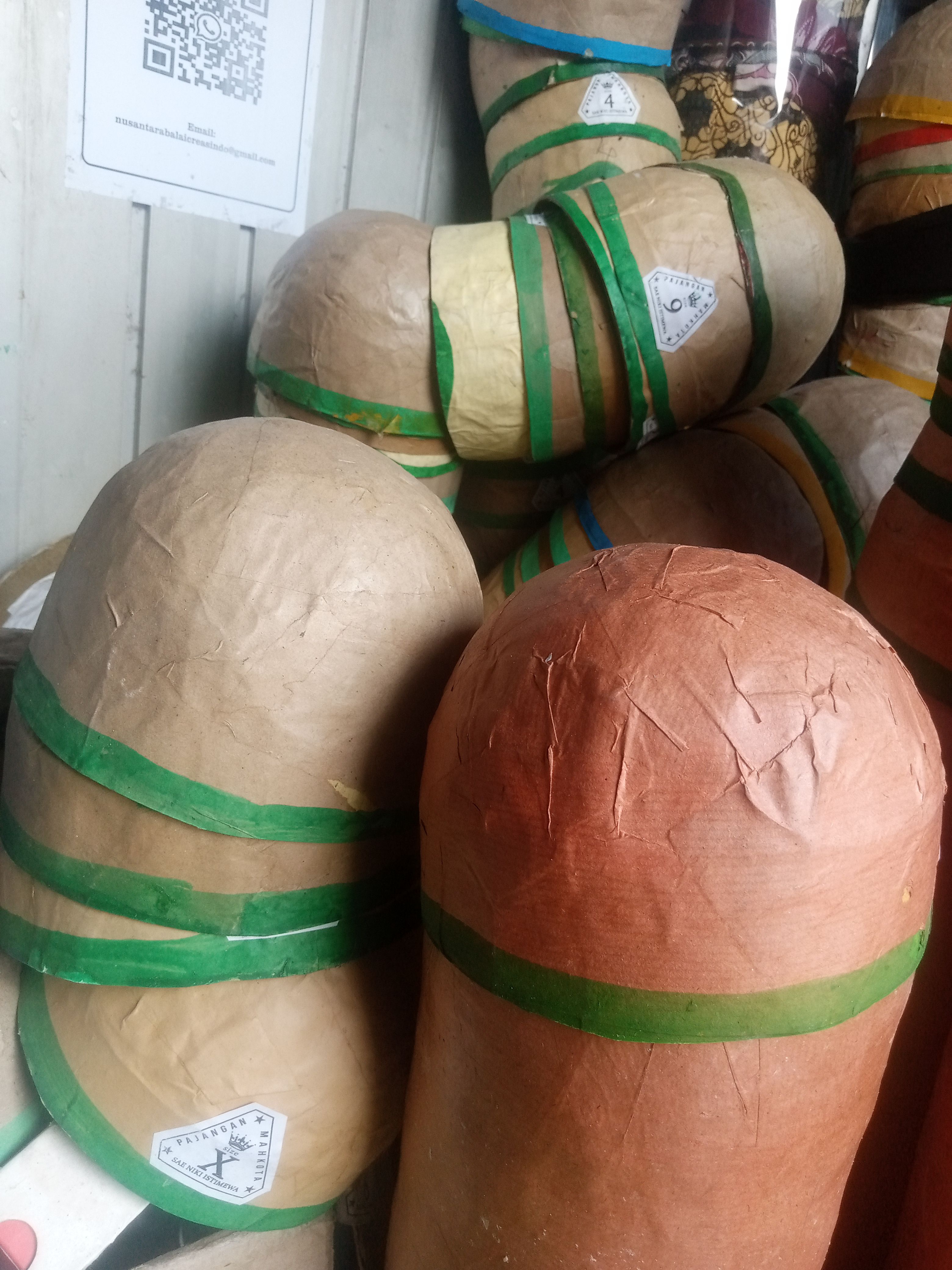 TEMPAT DISPLAI_MAHKOTA & BLANGKON